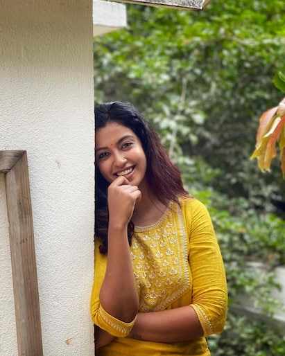 Actress Roshini Haripriyan: அழகாய் பூக்குதே... நடிகை ரோஷினி ஹரிப்ரியன் சமீபத்திய புகைப்படங்கள்!