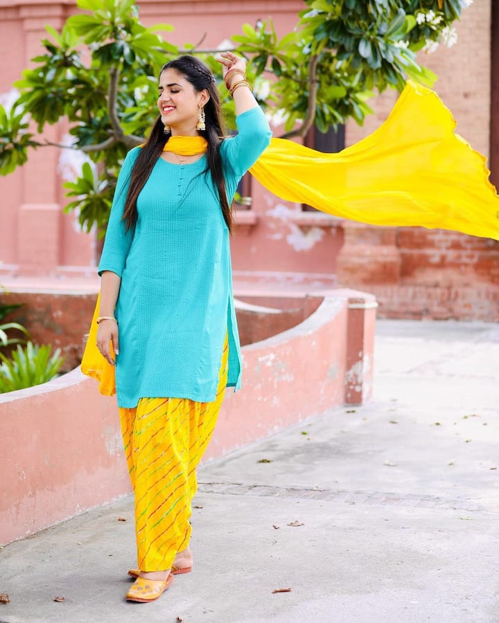 प्रांजल दहिया अपनी खूबसूरती के मामले मशहूर हरियाणवी डांसर सपना चौधरी को भी कड़ी टक्कर देती हैं.