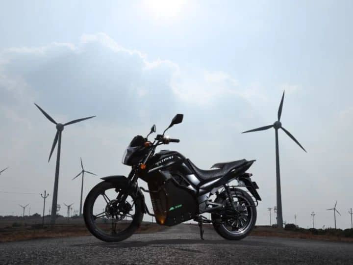 या मोटरसह ही बाईक 60 न्यूटन मीटर टॉर्क जनरेट करते. ही बाईक 0 - 40 किमी/ता 4.4 सेकंदात, 7.4 सेकंदात 0 - 60 किमी/ता, 75 किलो लोडसह 11.6 सेकंदात 0 - 75 किमी/ताशी वेग पकडते. ब्रेकिंगसाठी याला पुढील आणि मागील दोन्ही चाकांवर 220 मिमी डिस्क ब्रेक मिळतात आणि आकर्षक अलॉय व्हील्ससह येतो.