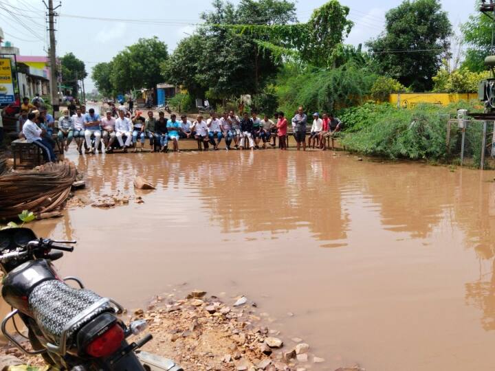 Bundi Rajasthan People injured due to 3 to 4 feet deep pothole on road facing problems  ANN Bundi News: जरा संभलकर! जरा सी चूक पहुंचा सकती है अस्पताल, जानलेवा साबित हो सकते हैं बूंदी के गड्ढे