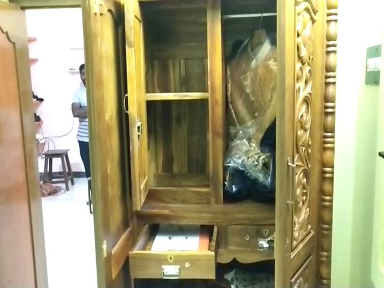 Mayiladuthurai 54 Sovereign gold jewelery stolen from a locked house TNN பூட்டிய வீட்டில் கைவரிசை - மயிலாடுதுறை அருகே 54 சவரன் நகை,  ஒன்றரை கிலோ வெள்ளி  திருட்டு