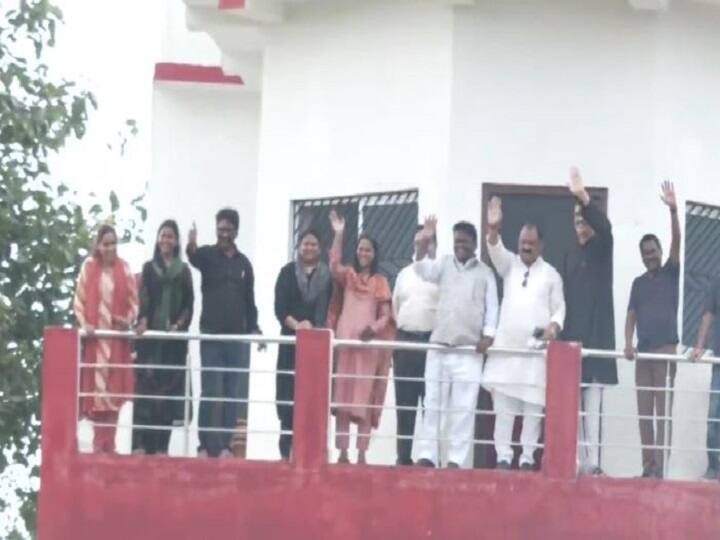 Jharkhand | Amid Speculations Of CM Soren’s Disqualification, UPA Mulls Shifting MLAs To 'Friendly States': Report J'khand Crisis: Resort Politics Begins As CM Soren With Ruling MLAs Arrive At Guest House Near Latratu Dam