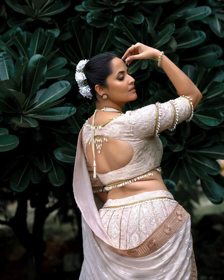 పుష్ప సినిమాలోను నెగటివ్ రోల్ చేసింది. Image Credit: Anasuya Bhardwaj/ Instagram