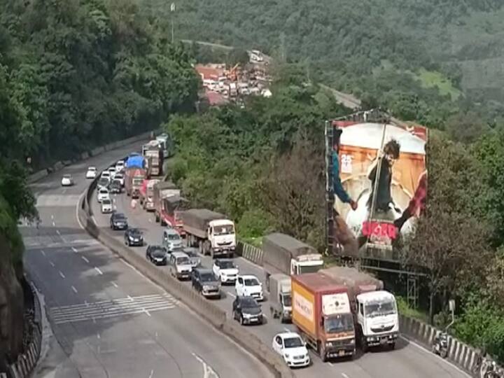 mumbai pune expressway updates huge traffic jam near borghat at mumbai Pune expressway due to weekend and ganeshotsav Mumbai Pune Expressway : मुंबई-पुणे एक्स्प्रेस वेवर वाहतूक कोंडी; बोरघाटात वाहनांची रांग