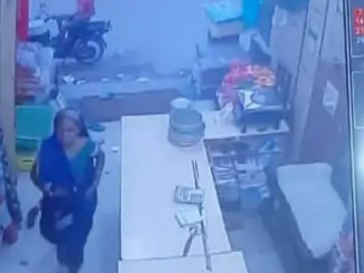 chhattisgarh Gaurela Pendra Marwahi woman dies at saree shop Incident caught on CCTV ANN Chhattisgarh News: नातिन के साथ साड़ी खरीदने गई महिला की दुकान में अचानक मौत, घटना CCTV में कैद