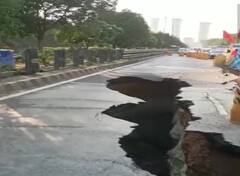 ग्रेटर नोएडा एक्सप्रेस वे धंसा, सेक्टर 96 के पास हुआ 15 फीट गहरा गड्ढा, घंटों जाम में फंसे रहे लोग