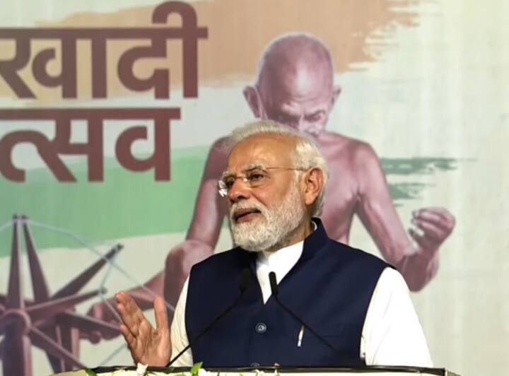 'खादी उत्सव' कार्यक्रम में प्रधानमंत्री नरेंद्र मोदी ने कहा कि बीते दशकों में विदेशी खिलौनों की होड़ में, भारत की अपनी समृद्ध Toy Industry तबाह हो रही थी. सरकार के प्रयास से, खिलौना उद्योगों से जुड़े हमारे भाई-बहनों के परिश्रम से अब स्थिति बदलने लगी है. अब विदेश से मंगाए जाने वाले खिलौनों में भारी गिरावट आई है.