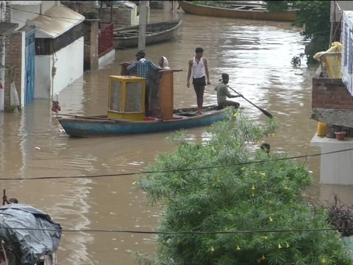 Hamirpur News: हमीरपुर में यमुना ने मचाई तबाही, NDRF कर रही रेस्क्यू, लोगों को आई 1983 बाढ़ की याद UP News Hamirpur Yamuna river submerging villages NDRF is rescue helping people flood ANN Hamirpur News: हमीरपुर में यमुना ने मचाई तबाही, NDRF कर रही रेस्क्यू, लोगों को आई 1983 बाढ़ की याद