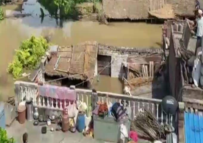 Bhind Flood Chambal River Water Increased Flood in 25 Villages of Bhind in MP ann Bhind Flood: भिंड में चंबल नदी हुई बेकाबू! 25 से अधिक गांव डूबे, छतों पर लोगों ने बनाया बसेरा