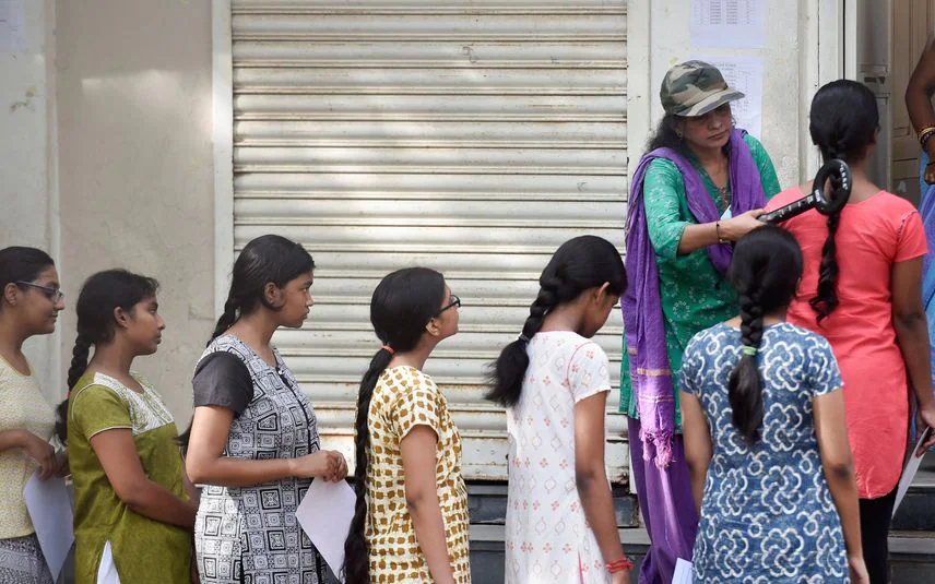 Kerala: Girls forced to remove innerwear get another chance to write NEET exam 2022 மாணவிகளின் உள்ளாடைகளைக் கழற்றச்சொன்ன விவகாரம்; மறு தேர்வு தேதி அறிவிப்பு