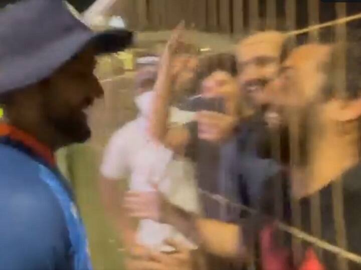 Rohit Sharma Hugs Pakistan Fan during Practice Session Asia Cup 2022 IND vs PAK Asia Cup 2022: पाकिस्तानी फैन ने रोहित शर्मा से की गले लगने की ज़िद, हिटमैन ने भी खास अंदाज में दे डाली 'अमन और प्यार की झप्पी'