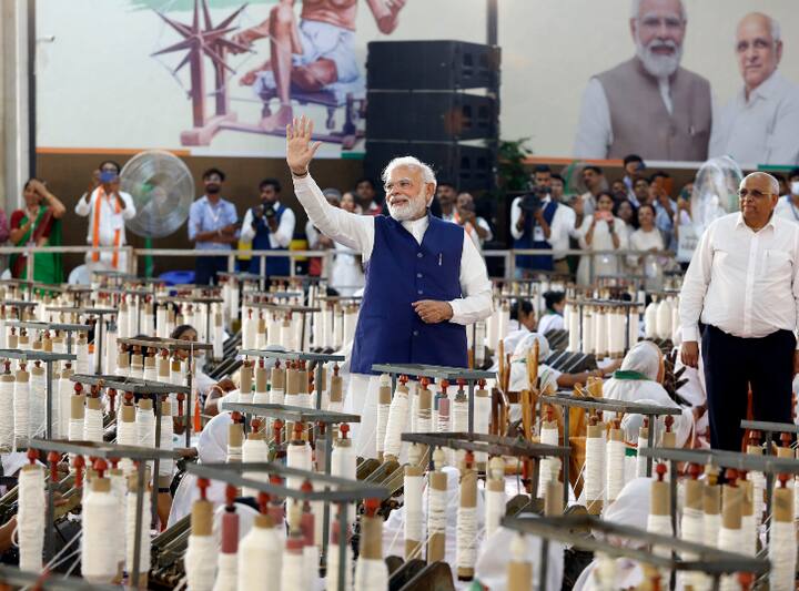 'खादी उत्सव' कार्यक्रम में शामिल होने के दौरान प्रधानमंत्री नरेंद्र मोदी ने हाथ हिलाकर लोगों का अभिवादन किया.