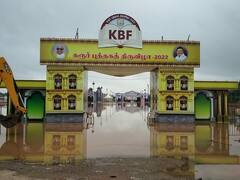 கரூர் புத்தக திருவிழா அரங்கைச் சுற்றி குளம் போல் தேங்கி நிற்கும் மழை நீர் - பார்வையாளர்களுக்கு அனுமதி மறுப்பு