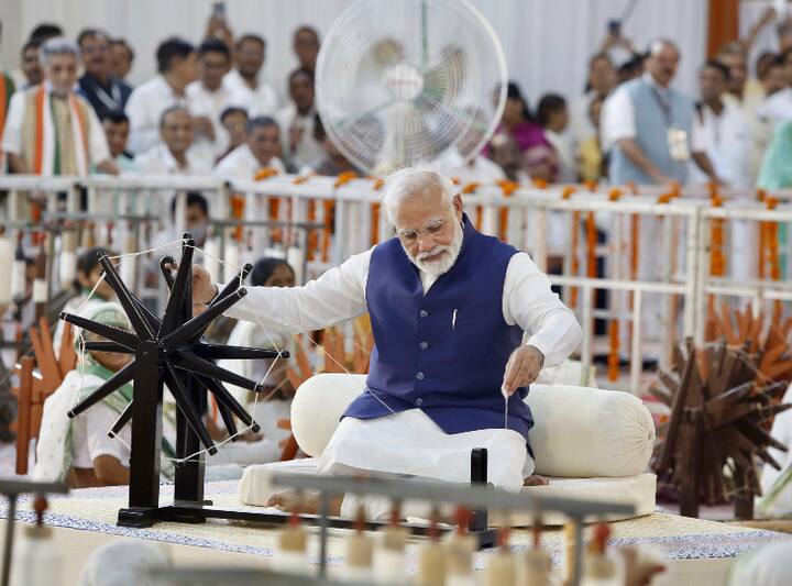 प्रधानमंत्री नरेंद्र मोदी 'खादी उत्सव' कार्यक्रम में शामिल हुए. इस दौरान पीएम नरेंद्र मोदी ने महिला कारीगरों के संग चरखा चलाया.