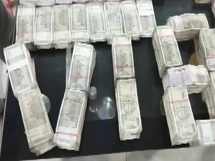 Watch: Bihar Government Staffer's House Raided, ₹ 5 Crore Cash Seized Bihar News :   మనీ, మనీ మోర్ మనీ - బీహార్ ఇంజినీర్ ఇంట్లో గుట్టలకొద్దీ కట్టలు !