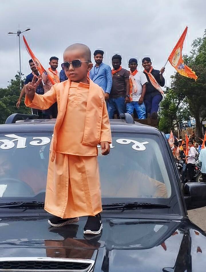 कृष्ण जन्माष्टमी के दौरान भी सीएम योगी आदित्यनाथ के रूप में तैयार एक लड़के की तस्वीर सोशल मीडिया पर खूब वायरल हुई थी. तस्वीर सूरत के कपोदरा में जन्माष्टमी उत्सव मनाने के लिए एक रैली की थी. जिसमें एक लड़का सीएम योगी के रूप में तैयार दिखा रहा था.