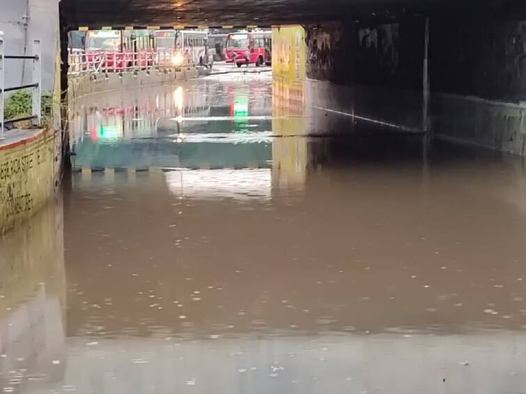 Due to heavy rains in Coimbatore, roads are flooded and traffic is affected TNN கோவையில் நள்ளிரவில் கொட்டிய மழை; சாலைகளில் தேங்கிய வெள்ள நீரால் போக்குவரத்து பாதிப்பு