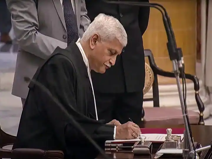 UU Lalit takes oath as 49th Chief justice of India, he will server 75 days of service ਜਸਟਿਸ ਯੂ ਯੂ ਲਲਿਤ ਸਿਰਫ਼ 75 ਦਿਨ ਹੀ ਰਹਿਣਗੇ ਚੀਫ਼ ਜਸਟਿਸ, ਜਾਣੋ ਉਨ੍ਹਾਂ ਤੋਂ ਪਹਿਲਾਂ ਕਿਹੜੇ ਸੀਜੇਆਈ ਦਾ ਕਾਰਜਕਾਲ ਰਿਹਾ 100 ਦਿਨਾਂ ਤੋਂ ਘੱਟ