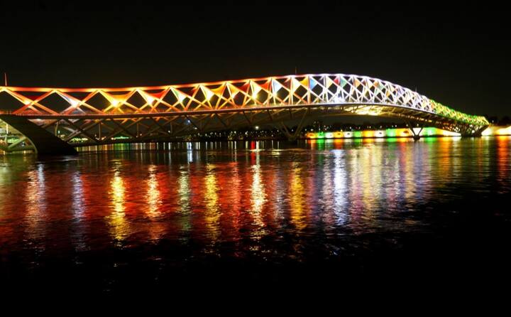 આ બ્રીજની કુલ લંબાઈ 300 મીટર છે. 2600 મેટ્રીક સ્ટીલનું વજન છે.  બ્રિજના છેડાના ભાગે પહોળાઈ દસ મીટર અને વચ્ચેના ભાગમાં 14 મીટર છે.