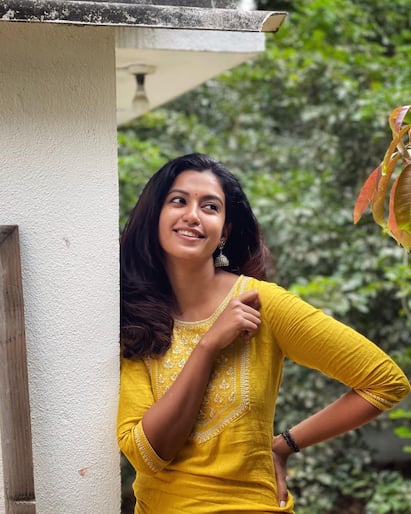 Actress Roshini Haripriyan: அழகாய் பூக்குதே... நடிகை ரோஷினி ஹரிப்ரியன் சமீபத்திய புகைப்படங்கள்!