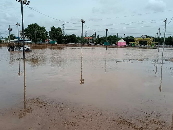 கரூர் புத்தக திருவிழா அரங்கைச் சுற்றி குளம் போல் தேங்கி நிற்கும் மழை நீர் - பார்வையாளர்களுக்கு அனுமதி மறுப்பு