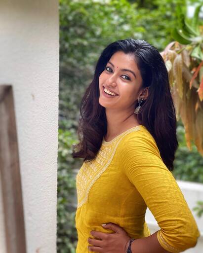 Actress Roshini Haripriyan: அழகாய் பூக்குதே... நடிகை ரோஷினி ஹரிப்ரியன் சமீபத்திய புகைப்படங்கள்!