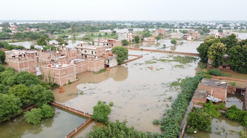 Hamirpur News: हमीरपुर में बाढ़ के बीच पहुंचे यूपी सरकार के दो मंत्री, कहा-किसानों को देंगे मुआवजा, लोगों ने की ये मांग