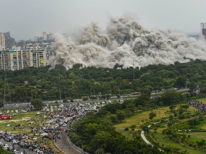 ट्विन टावर भारत में अब तक ध्वस्त की गई सबसे ऊंची संरचना है. राष्ट्रीय राजधानी दिल्ली से सटे नोएडा के सेक्टर 93ए में सुपरटेक एमराल्ड कोर्ट हाउसिंग सोसाइटी के भीतर 2009 से ‘एपेक्स’ (32 मंजिल) और ‘सियान’ (29 मंजिल) टावर निर्माणाधीन थे.