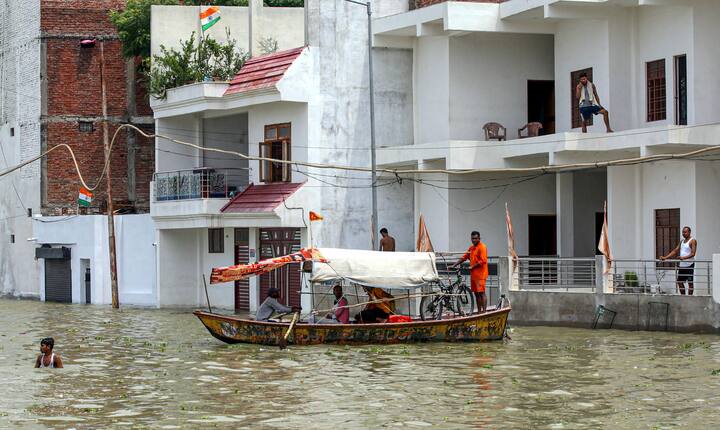 ত্রাণের কাজে নৌকো নেমেছে প্রয়াগরাজে। সাধারণ মানুষও তাতেই চলাফেরা করছেন।