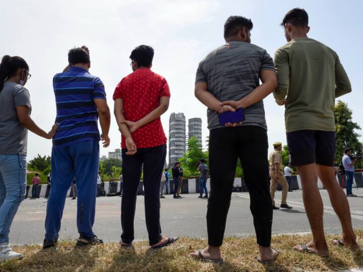 ध्वस्तीकरण होने के बाद तालियां बजा कर स्वागत किया और तेज़ी से सुरक्षित जगह पर भागते हुए लोग नजर आए. धुएं के गुबार ने सूरज की रौशनी को मानो कहीं गायब कर दिया.