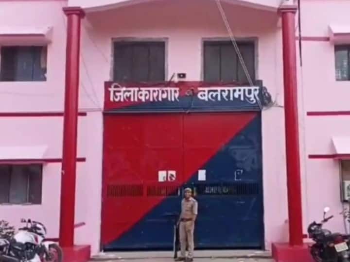 Balrampur District Jail Uttar Pradesh After delivery of pregnant woman jail administration celebrated ANN Balrampur News: जिला जेल में महिला कैदी बनी मां, महिला बैरक को फूल और गुब्बारों से सजाया