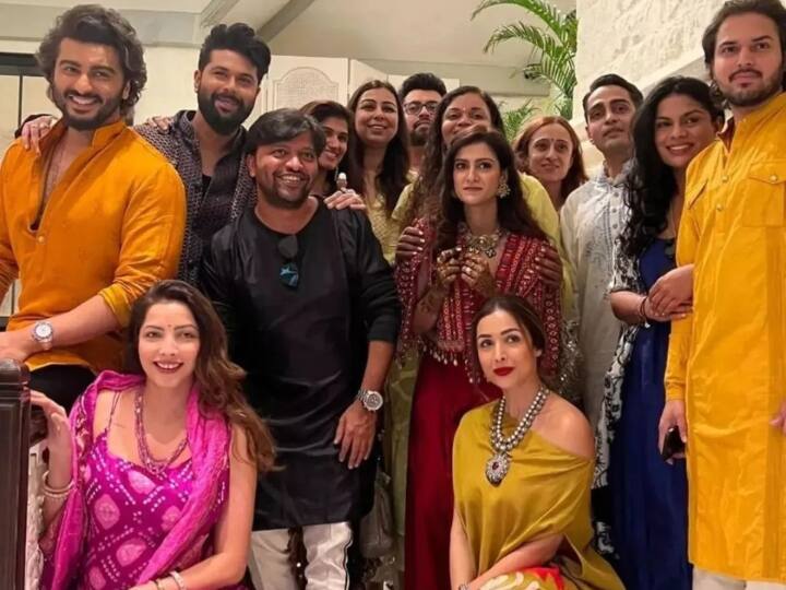 Kunal Rawal की मेहंदी सेरेमनी में छाए अर्जुन कपूर-मलाइका अरोड़ा, मीरा कपूर ने कैरी किया ये आउटफिट Kunal Rawal की मेहंदी सेरेमनी में छाए अर्जुन कपूर-मलाइका अरोड़ा, मीरा कपूर ने कैरी किया ये आउटफिट