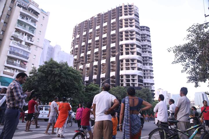 টুইন টাওয়ার ভাঙার বরাত পাওয়া সংস্থার তরফে আশ্বাস দেওয়া হয়েছে,  বিস্ফোরণের ফলে আশপাশের কোনও বাড়িতে ফাটল ধরবে না। শেষ দেখা টুইন টাওয়ারকে।