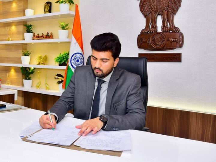 ​आज हम आपको एक ऐसे आईएएस अधिकारी से रूबरू करा रहे हैं, जिन्हें हमेशा से ही एक एवरेज स्टूडेंट का दर्जा दिया गया. यहां तक की बीटेक के दौरान तो उनकी बैक भी आई. हम बात कर रहे है स्टाइलिश आईएएस अधिकारी हिमांशु कौशिक (IAS Himanshu Kaushik) की. हिमांशु ने अपने पहले ही प्रयास में यूपीएससी की परीक्षा को क्रैक कर दिया था. (Image Source: Instagram))