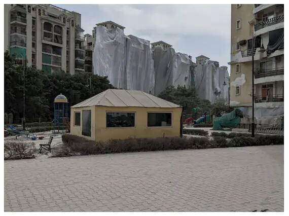 આ ઈમારતને વિસ્ફોટકો દ્વારા બ્લાસ્ટ કરીને તોડી પાડવામાં આવી હતી, ત્યારબાદ ચારે બાજુ ધૂળની જાડી ચાદર ફેલાઈ ગઈ છે.