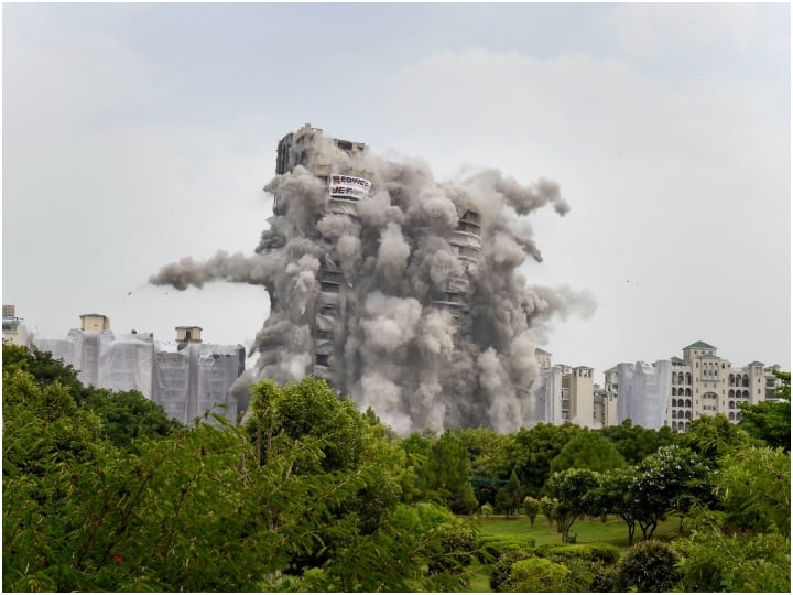 Noida Twin Tower Demolition complete see Blast Video here key highlights Noida Twin Tower Demolition: जोरदार धमाके के साथ पलक झपकते ही जमींदोज हुआ ट्विन टावर-कांपी धरती, उठा जबरदस्त धूल का गुबार