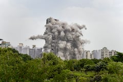 Noida Twin Tower Demolition Photos: धुएं की सफेद चादर से ढंक गया पूरा इलाका, ट्विन टावर ब्लास्ट की वो तस्वीरें, जो देखना चाहेंगे आप