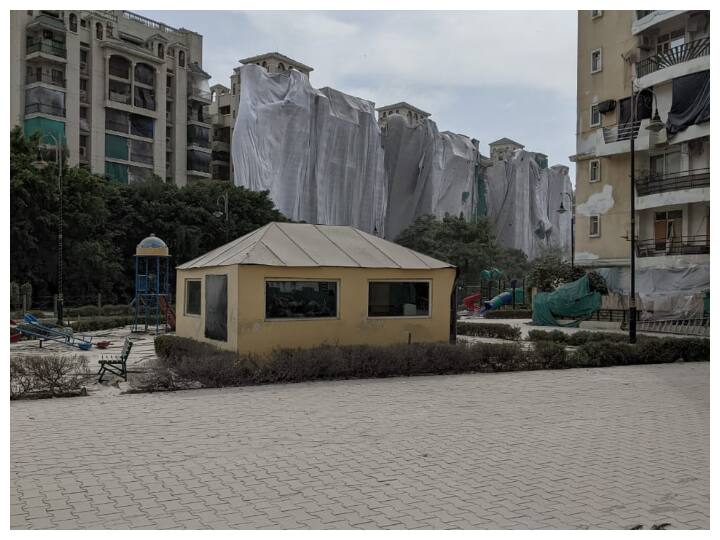 बिल्डिंग को बारूद से ध्वस्त किया गया जिसके बाद चारों तरफ धूल की मोटी चादर बिछ गई है.