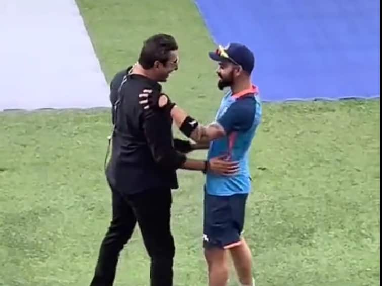 Virat Kohli Hugs Wasim Akram Asia Cup Match Against india Pakistan Watch video: ஆசிய கோப்பை 2022 : போட்டிக்கு முன் அணைத்து அன்பைச்சொன்ன வாசிம் அக்ரம் - விராட் கோலியின் வீடியோ...