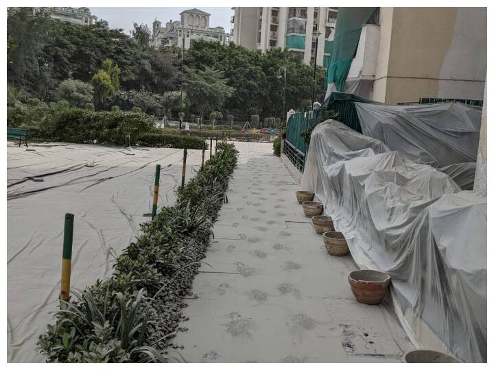 गाड़ियों पर बारूद से निकलने वाले पदार्थ और सीमेंट की मोटी चादर वाहनों पर देखी जा सकती है जिसे सोसायटी के लोग पानी के जरिए धो रहे हैं.