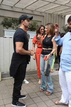 बांद्रा में स्पॉट हुए ऋतिक रोशन और सुज़ैन खान, पैपराजी को साथ में दिए पोज़