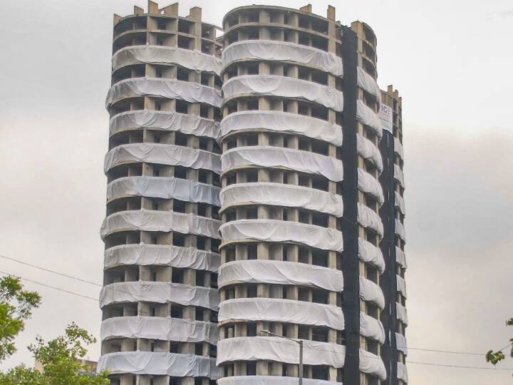 Noida Twin Tower Demolition blast button was about to be pressed person found sleeping Twin Tower Demolition: खाली कर दिया गया ट्विन टावर, सोता रह गया गार्ड, ब्लास्ट का बटन दबने ही वाला था लेकिन...
