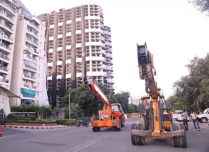 আনা হচ্ছে একের পর এক ক্রেন। গোটা এলাকা পুলিশে ছয়লাপ। নিরাপত্তার দায়িত্বে ৫৬০ জন পুলিশ কর্মী, ১০০ জন রিজার্ভ ফোর্স। প্রস্তুত রাখা হয়েছে ৪টি ক্যুইক রেসপন্স টিম ও এনডিআরএফ-কে। লাগানো হয়েছে ৭টি সিসি ক্যামেরা।