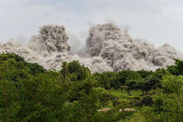 इन इमारतों को गिराए जाने के बाद करीब 80 हजार टन मलबा निकलेगा. इस मलबे को साफ करने के लिए कम से कम 3 महीने का समय लगेगा.