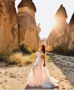 sonnalli seygall pics: વ્હાઈટ ડ્રેસમાં સોનાલીનો હોટ અંદાજ, જુઓ તસવીરો