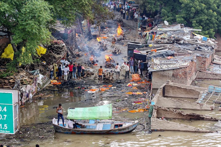 পরিস্থিতি এতটাই ভয়ঙ্কর যে প্রয়াগরাজের শ্মশানও ডুবে গিয়েছে।