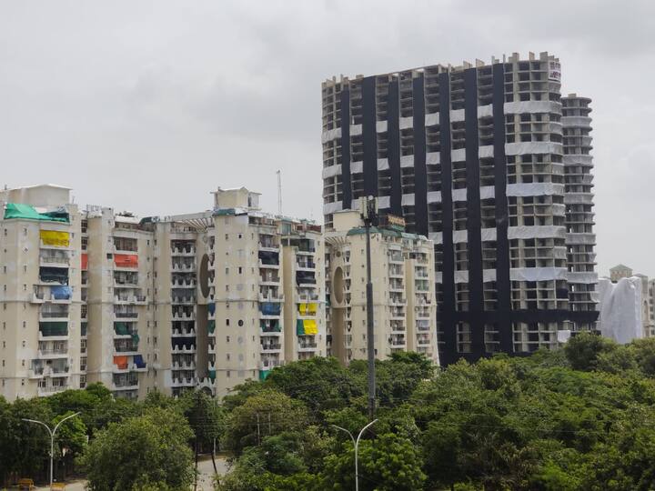 नोएडातील (Noida) अनधिकृतपणे बांधण्यात आलेले ट्विन टॉवर (Supertech Twin Towers) पाडले जाणार आहेत.