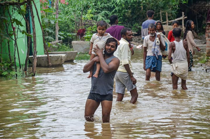 জল ভেঙেই ঝুঁকির পারাপার উত্তরপ্রদেশের মির্জাপুরে। তার মধ্য়েই আবহাওয়া দফতরের পূর্বাভাস, আজ ও কাল হিমাচলপ্রদেশ ও  উত্তরপ্রদেশের পূর্বাংশে ভারী বৃষ্টি হতে পারে।