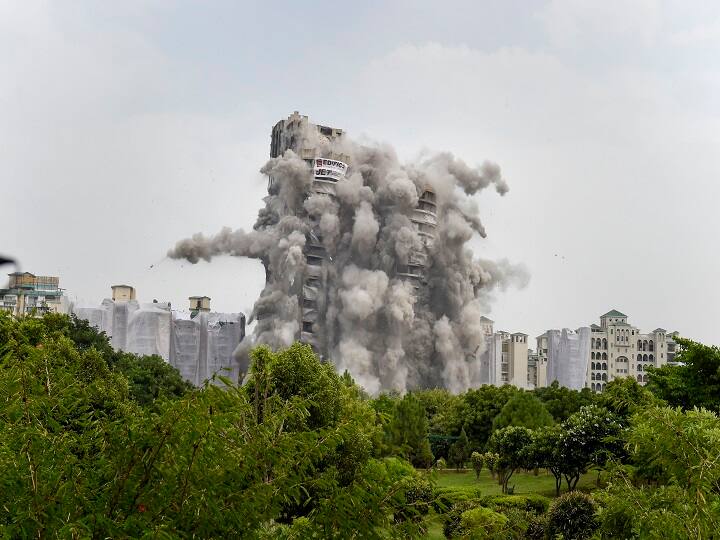 Twin tower demolition People with respiratory issues should avoid area doctors Supertech uttar pradesh Noida Twin-Towers Demolition: People With Respiratory Issues Should Avoid Area For A Few Days, Say Doctors