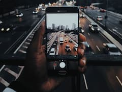 Dual Screen: একটা ফোনে দুটো ডিসপ্লে! নতুন ফোন নিয়ে কাজ করছে স্যামসাং